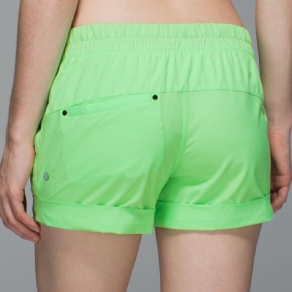 Lululemon Spring Break Away Short in Pistachio size 6 NWT - Picture 3 of 8